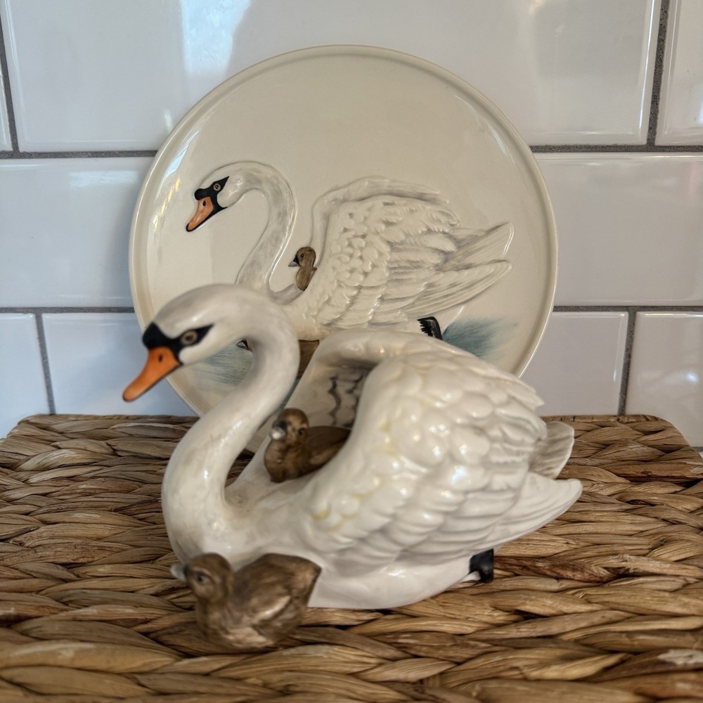 Goebel Mothers series 8th Edition Swan Mom And Baby Plate And Figure
